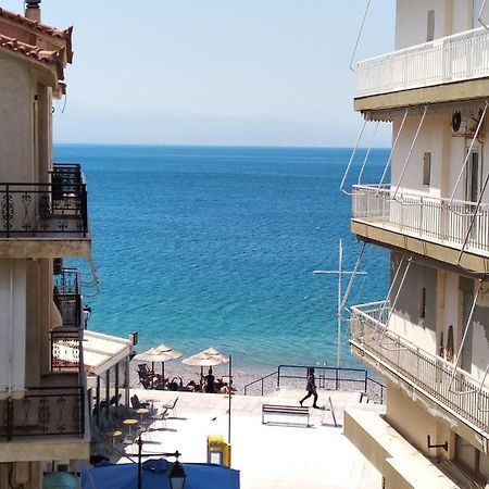 Seaview Apartment In Theheart Of Loutraki Esterno foto