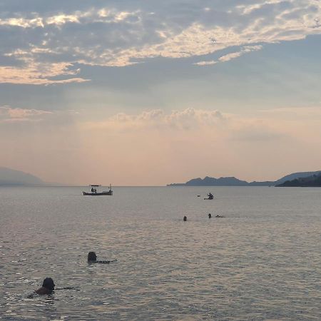 Seaview Apartment In Theheart Of Loutraki Esterno foto