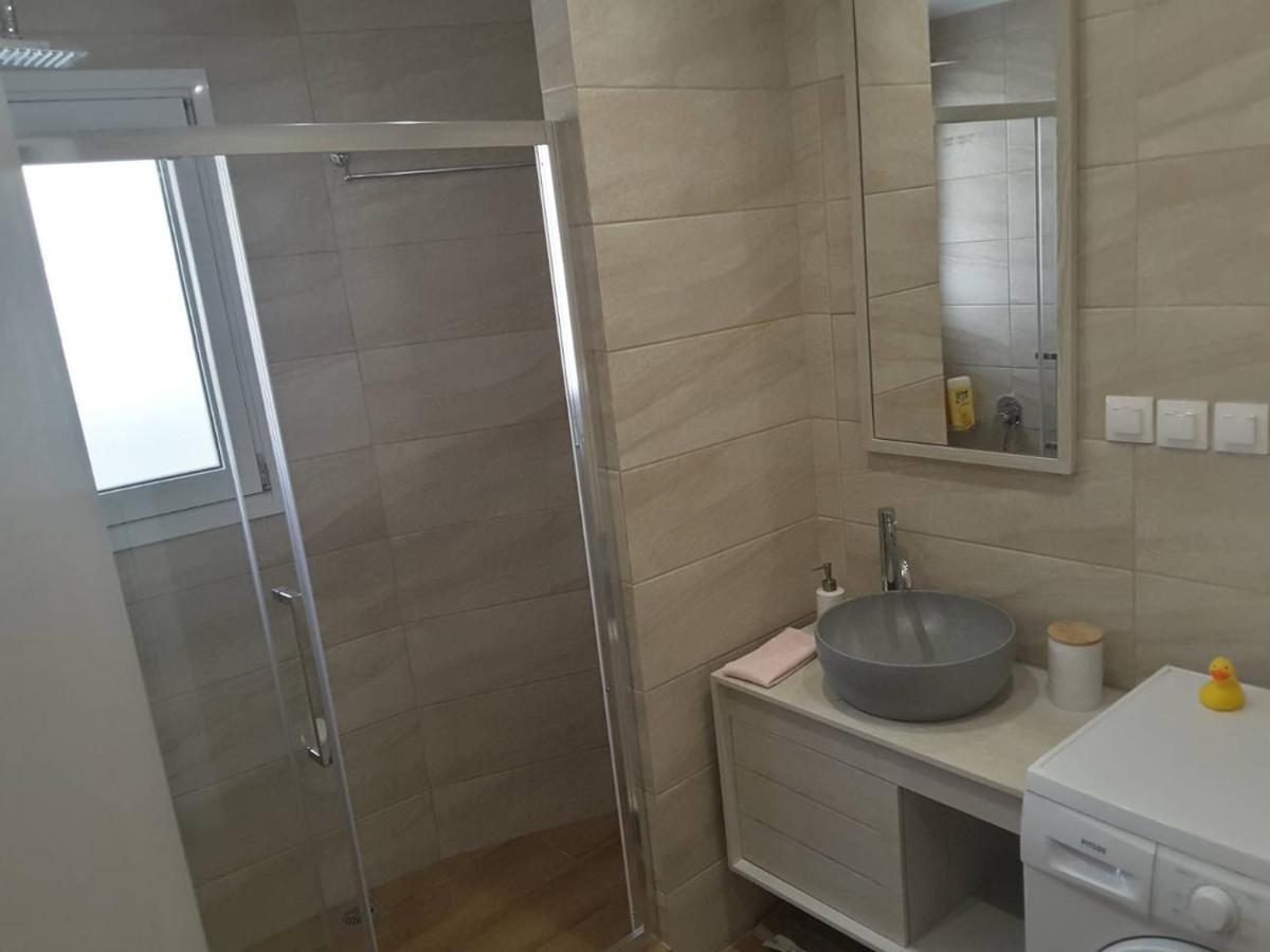 Seaview Apartment In Theheart Of Loutraki Esterno foto
