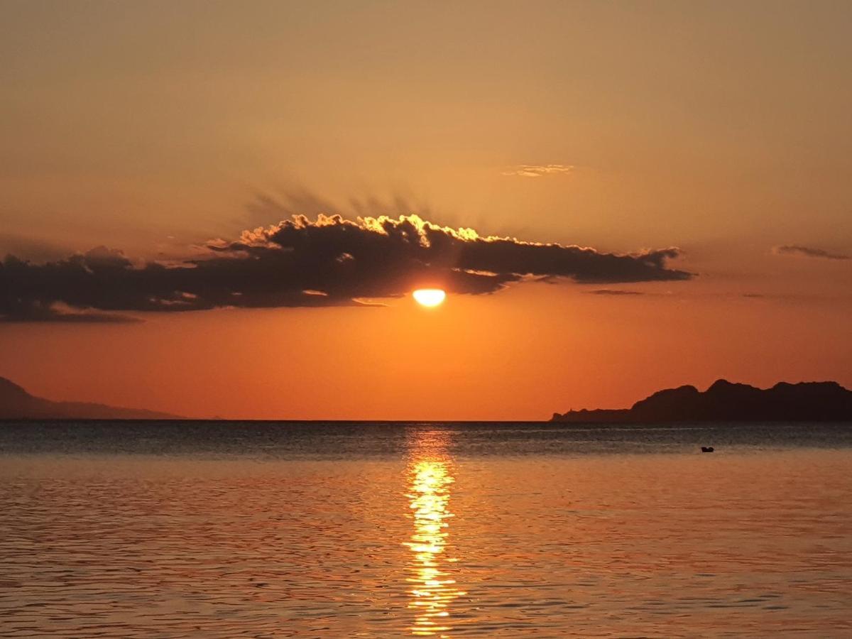 Seaview Apartment In Theheart Of Loutraki Esterno foto
